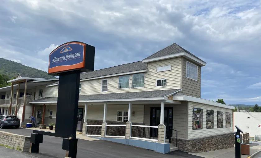 Howard Johnson by Wyndham Lake George - Image 1