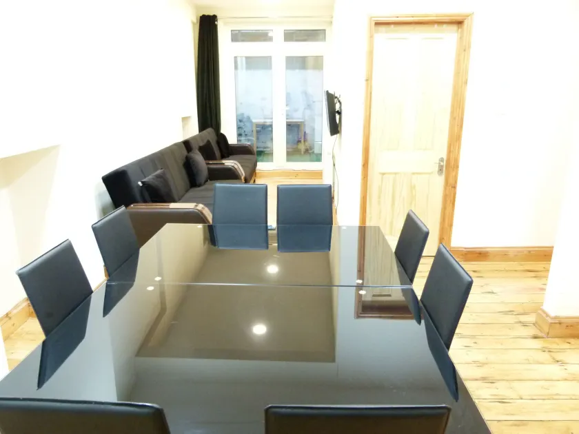 SS Property Hub - Family Apartment Kensington - Image 1