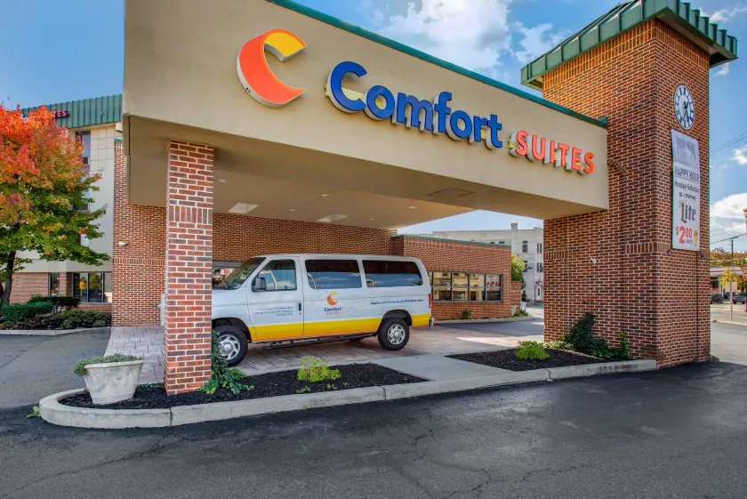 Comfort Suites Bethlehem Near Lehigh University and LVI Airport - Image 1