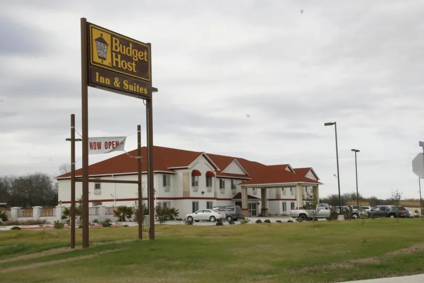 Budget Host Inn and Suites Cameron - Image 1
