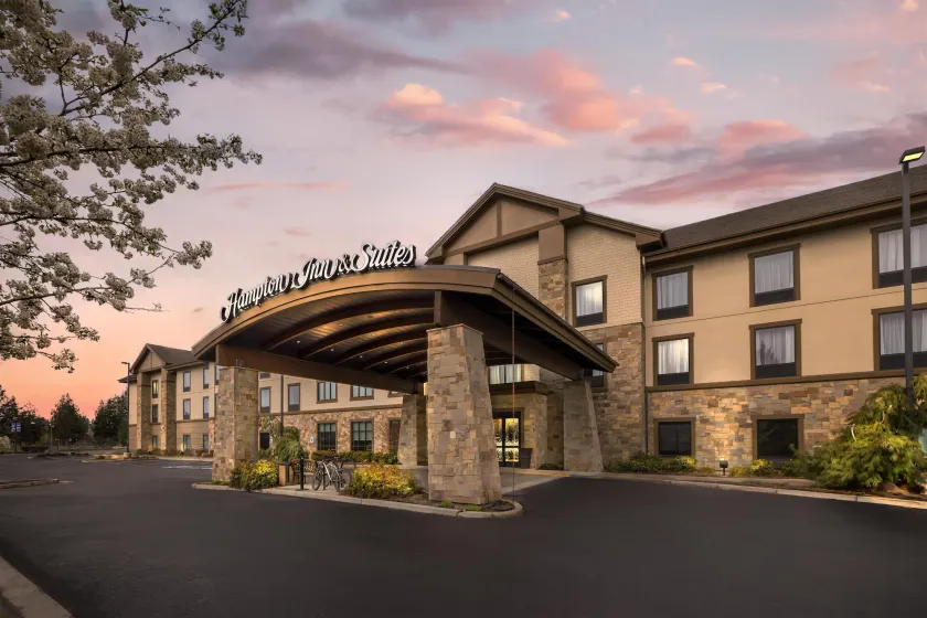 Hampton Inn & Suites Bend - Image 1
