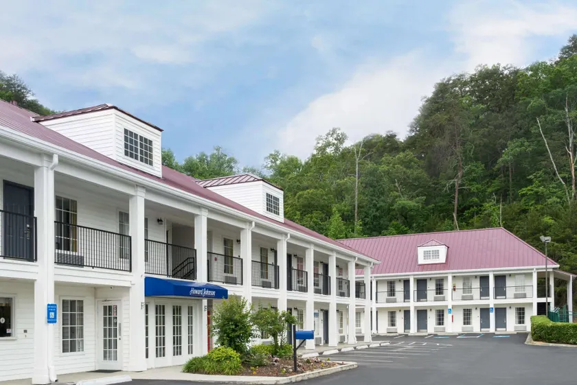 Howard Johnson by Wyndham Dalton - Image 1