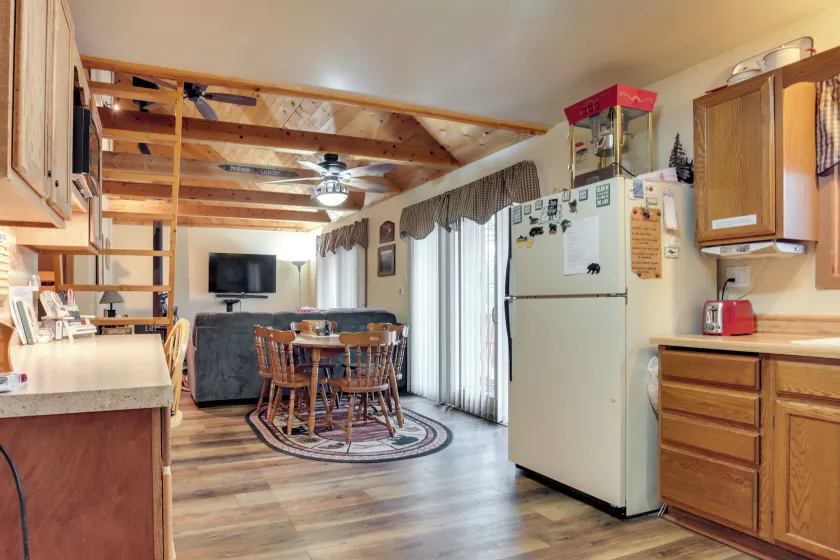 Lakefront Rhinelander Cabin w/ Dock & Fire Pit! - Interni