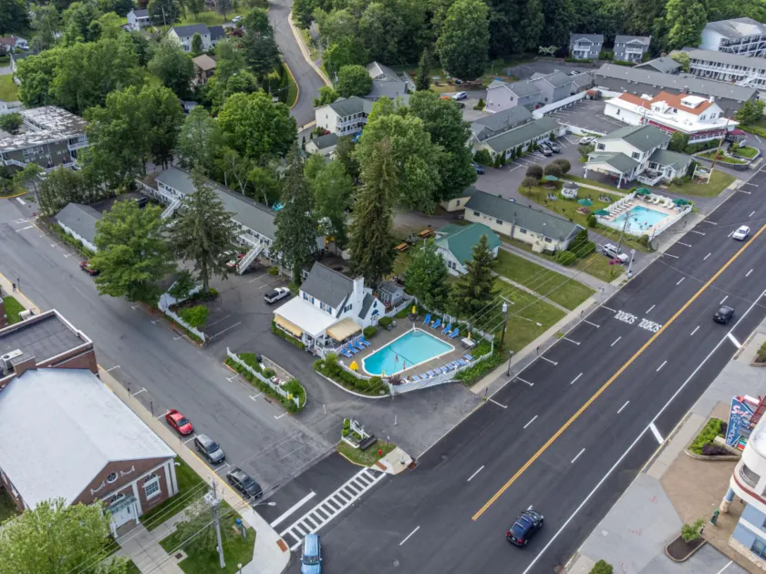 Admiral Motel - Image 1
