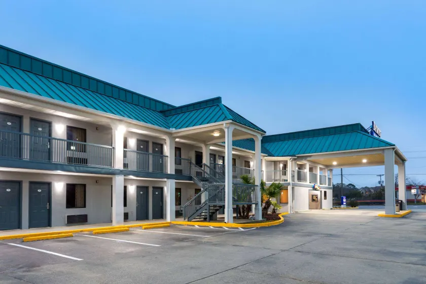 Baymont by Wyndham Biloxi - Ocean Springs - Image 1