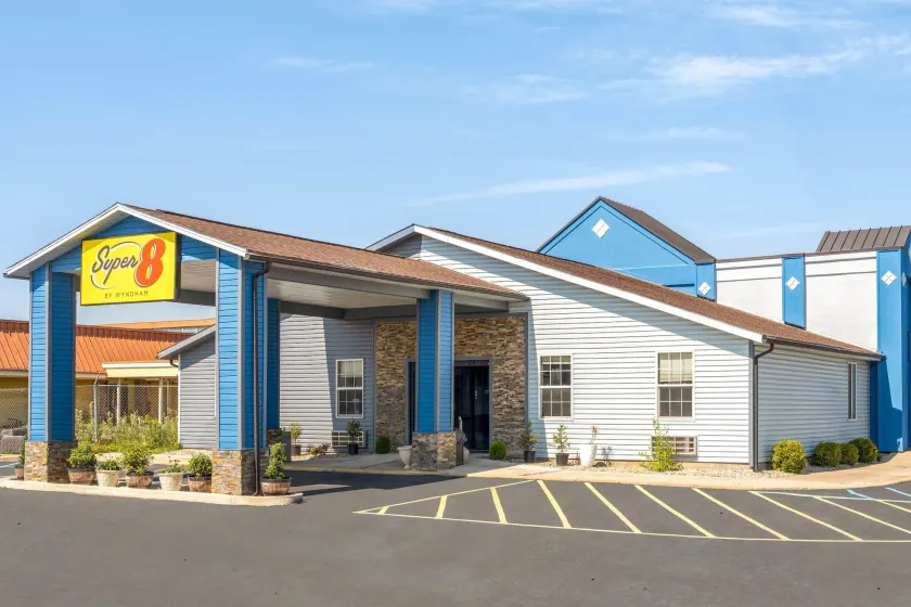 Super 8 by Wyndham Fort Wayne - Image 1
