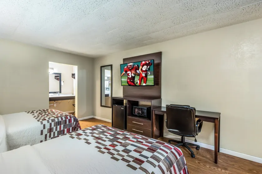 Red Roof Inn & Suites Wapakoneta - Image 1