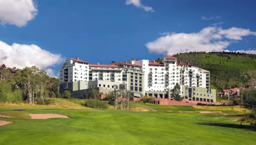 The Peaks Resort and Spa - Image 1