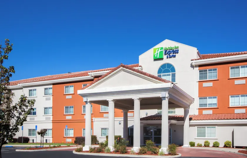 Holiday Inn Express & Suites Oroville Lake by IHG - Image 1