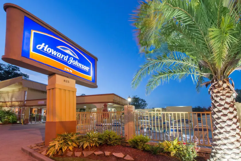 Howard Johnson by Wyndham Historic Lake Charles - Image 1