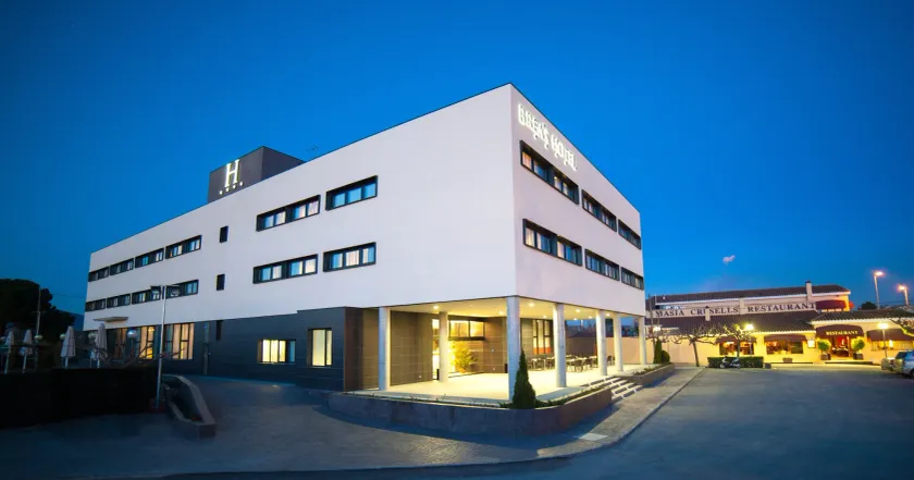 Brea's Hotel - Image 1