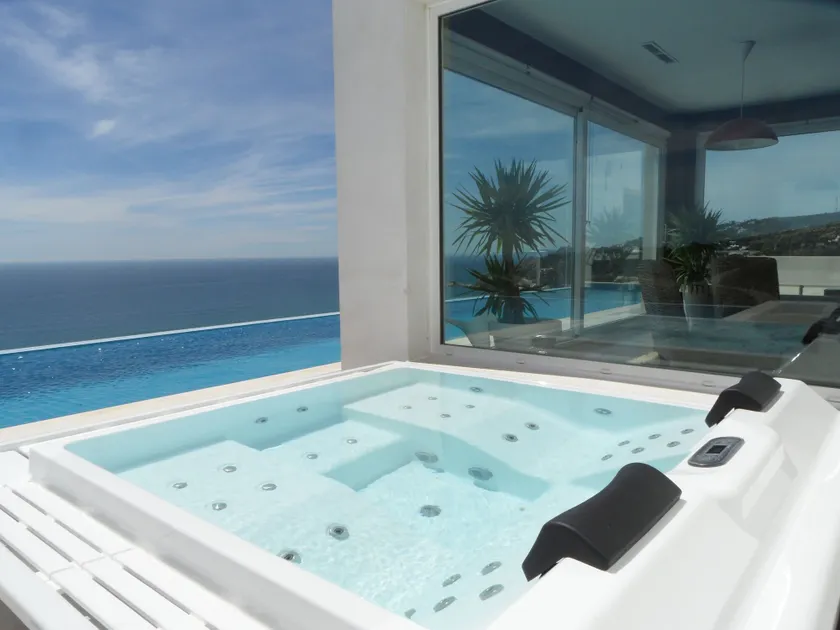 LUJOSA VILLA PISCINA 25 METROS SUIT 60m2 SPA SAUNA - Image 1