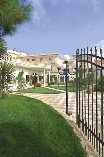 Unico Serrone Palace - Image 1