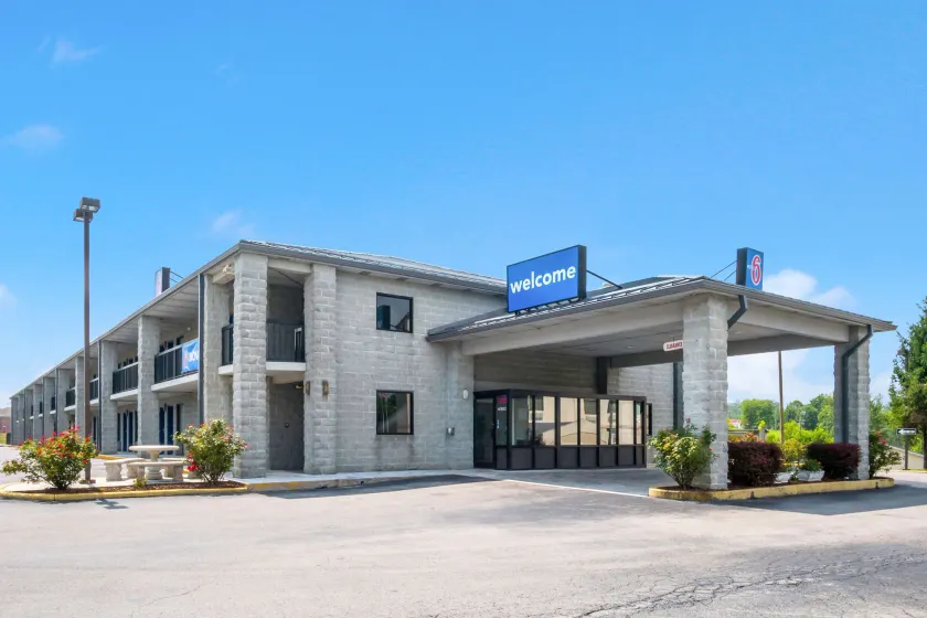 Motel 6-London, KY - Image 1