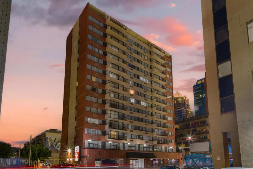 Best Western Plus Suites Downtown Calgary - Image 1