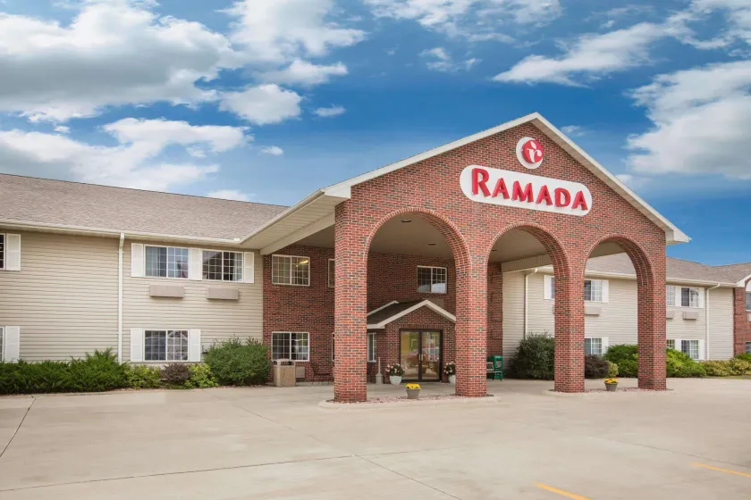 Ramada by Wyndham Spirit Lake/Okoboji - Image 1