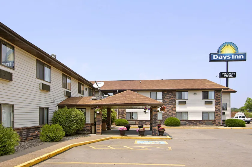 Days Inn & Suites by Wyndham Davenport East - Image 1