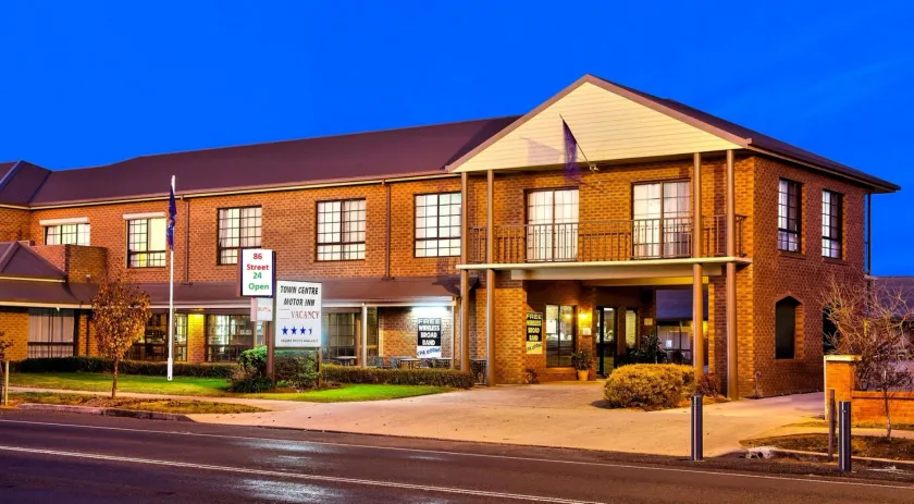 Holbrook Town Centre Motor Inn - Image 1