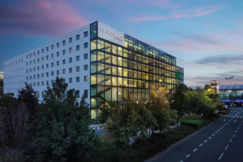 Courtyard by Marriott Prague Airport - Image 1