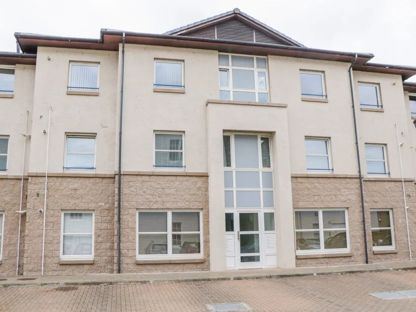 7 Riverside Gardens - Image 1