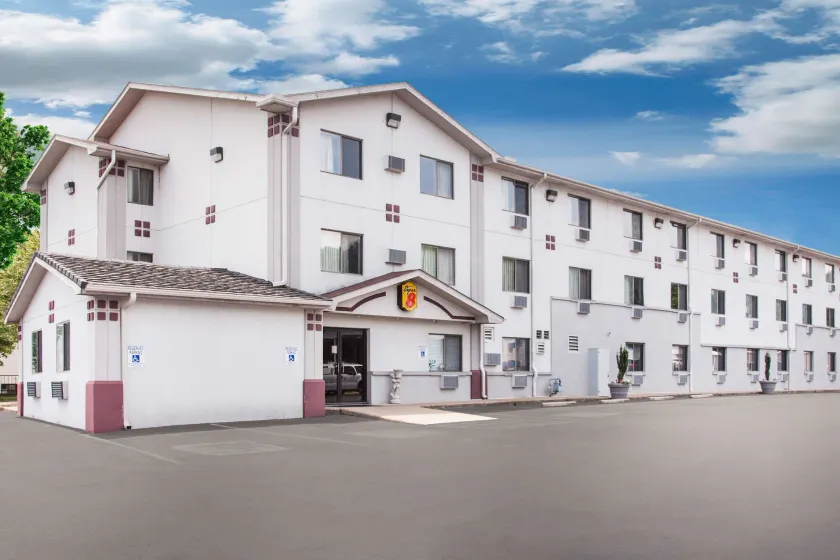 Super 8 by Wyndham Hot Springs - Image 1