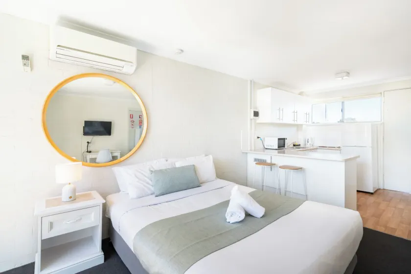 Bathurst Studio Apartments - Image 1