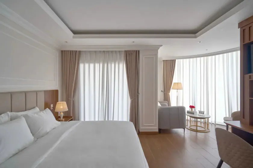 Lyns Hotel - Image 1