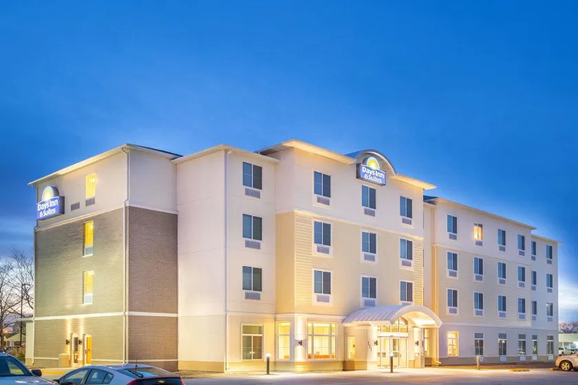 Days Inn & Suites by Wyndham Kearney - Image 1