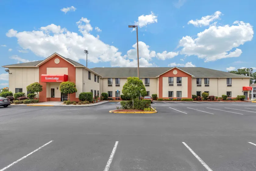Econo Lodge Brunswick Travel Center - Image 1