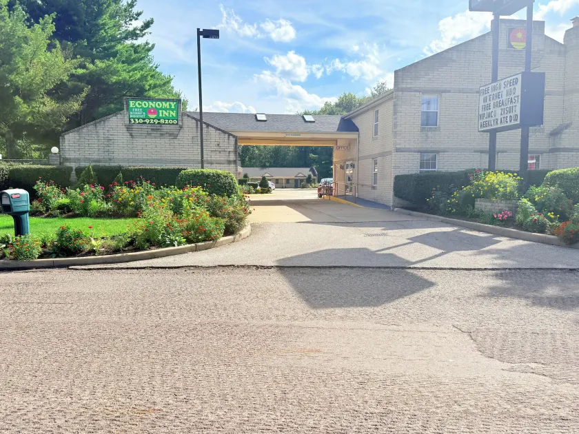 Economy Inn Cuyahoga Falls - Image 1