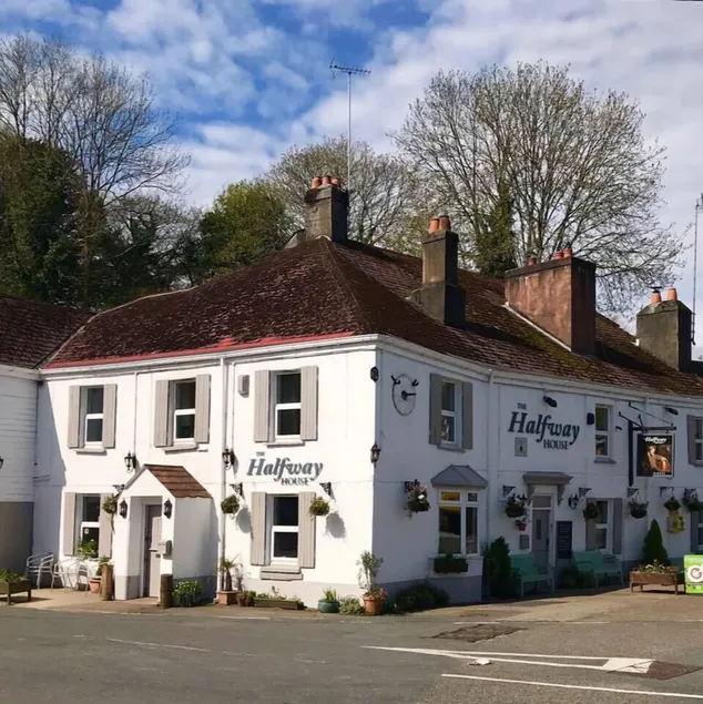 The Halfway House Pub and Kitchen - Image 1