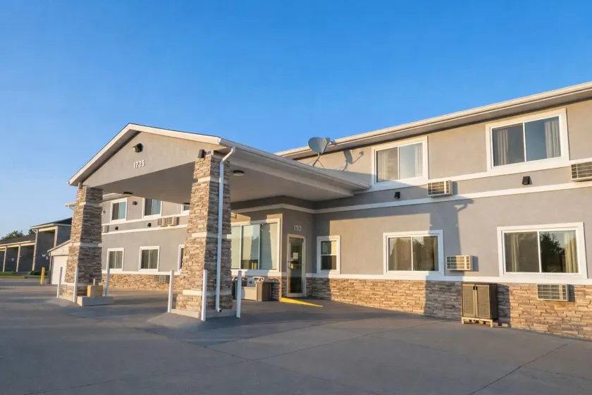  Deluxe Inn Hotel in Nebraska City - Image 1