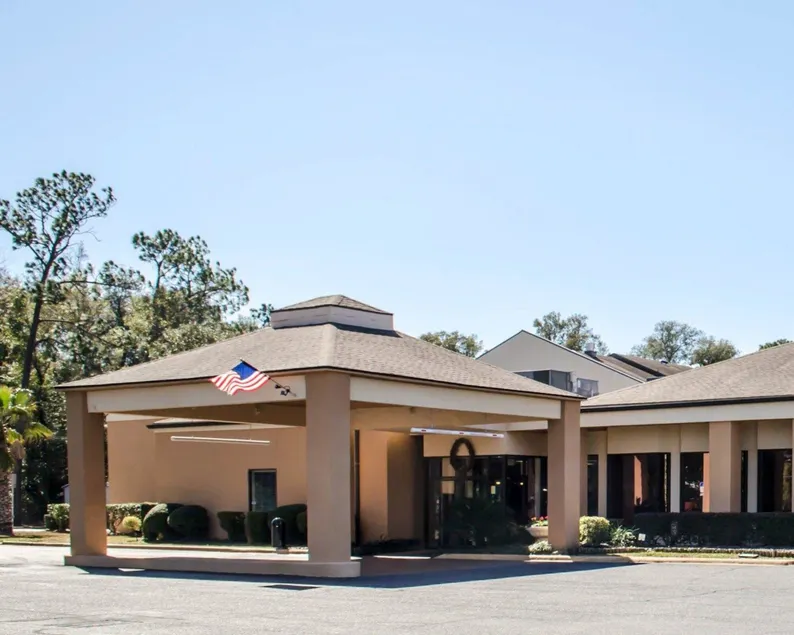 Quality Inn & Suites Pensacola Bayview - Image 1