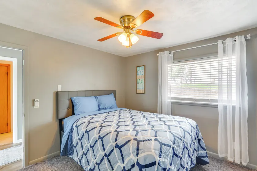 2 Decks, Lake Views! Group Escape in Osage Beach - Intérieur