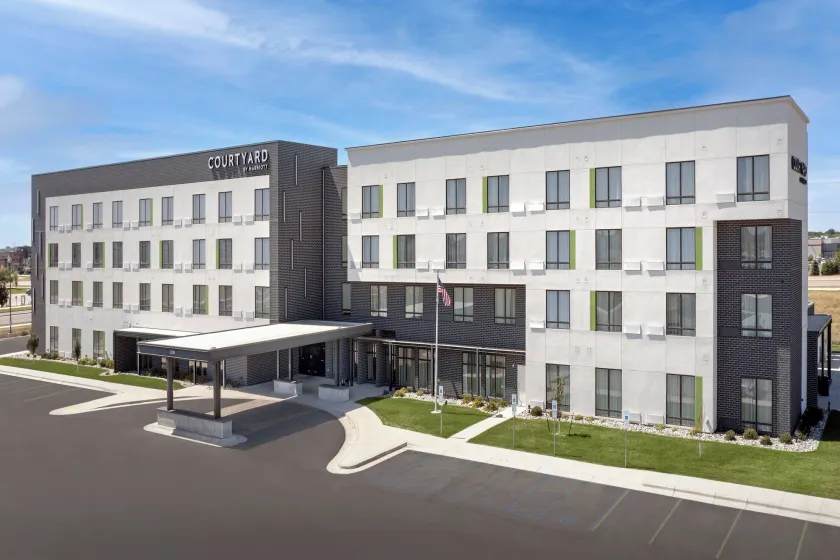 Courtyard by Marriott Fargo - Image 1