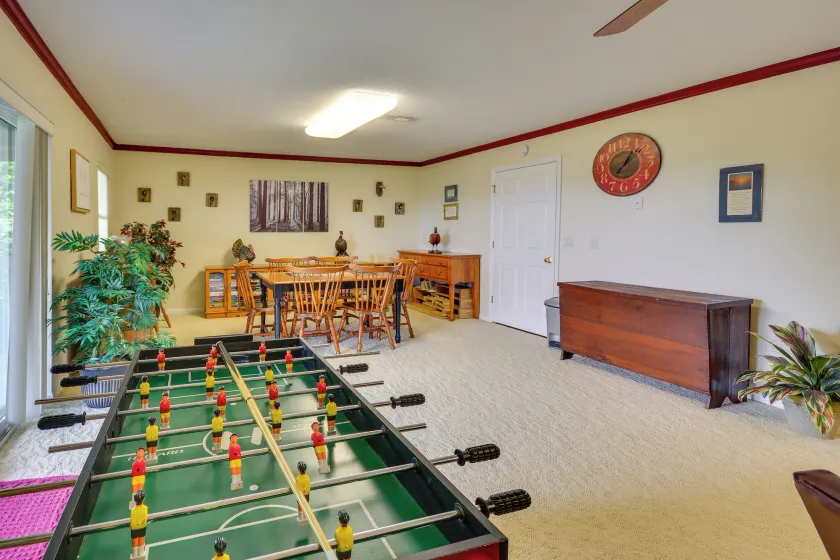 40-acre Ararat Escape: On-site Trails & Mtn Views! - Interior