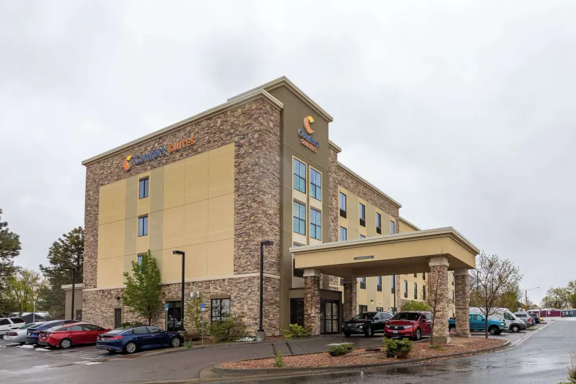 Comfort Suites Denver near Anschutz Medical Campus - Image 1