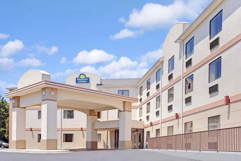 Days Inn & Suites by Wyndham Laurel Near Fort Meade - Image 1