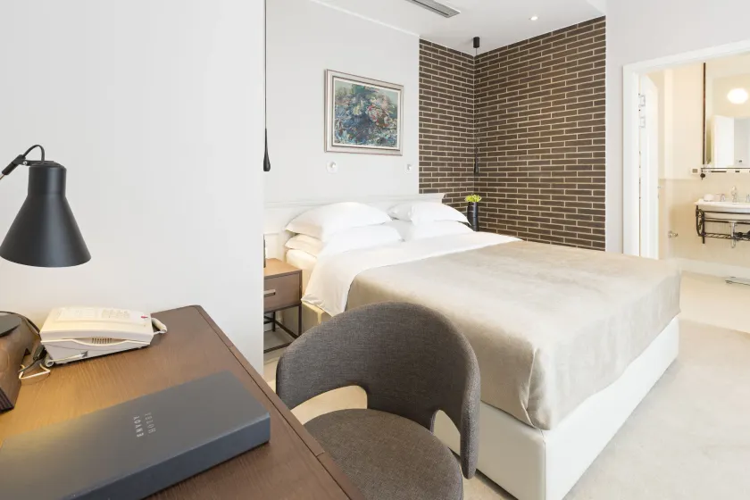Envoy Hotel - Image 1