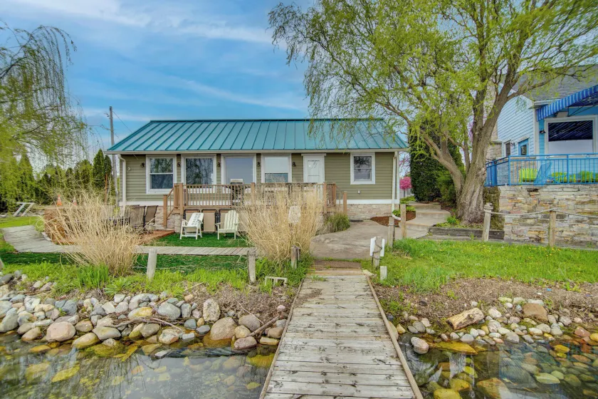 Dock, Deck & Sunsets! Little Bungalow on Lake Mary - Image 1