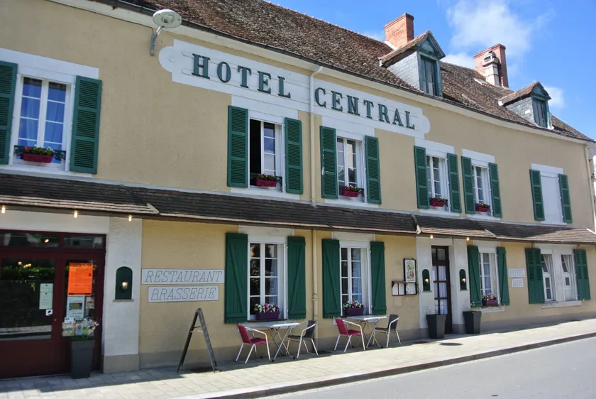 Hotel Le Central - Image 1