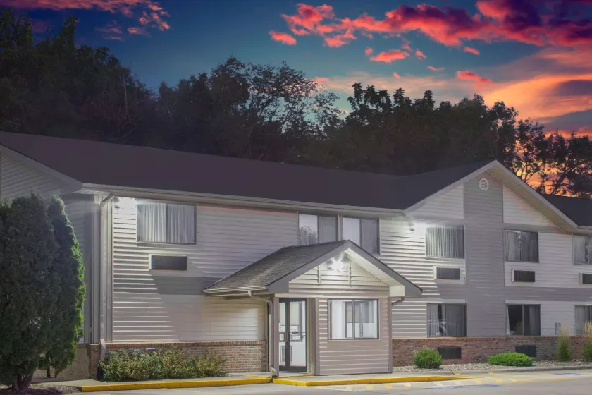 Super 8 by Wyndham Independence IA - Image 1