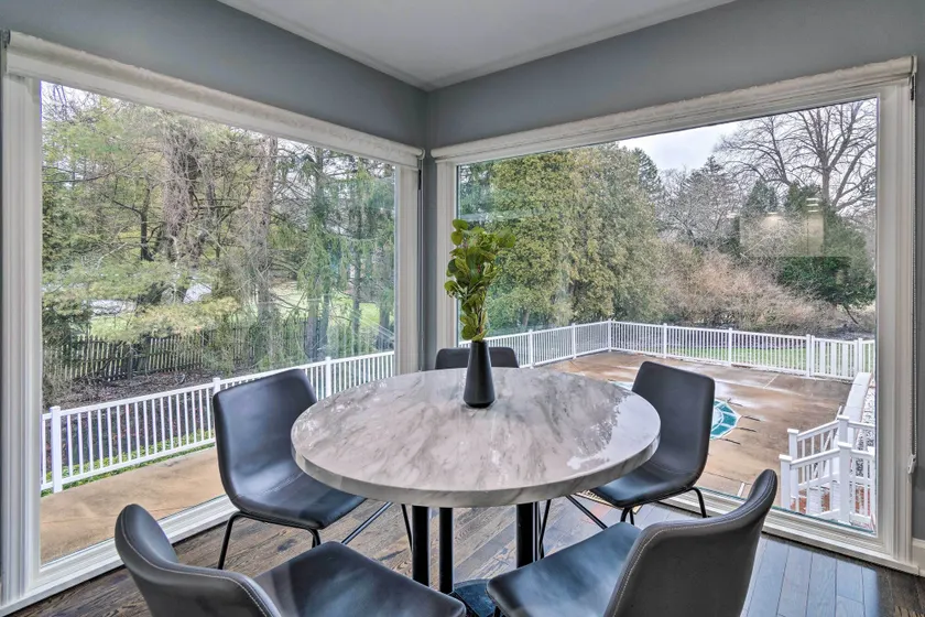 Spacious Rochester Home w/ Heated Pool & Hot Tub! - Interiör