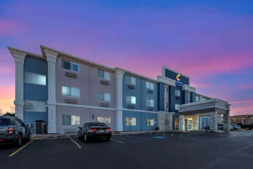 Comfort Inn & Suites Oklahoma City North - Quail Springs - Image 1