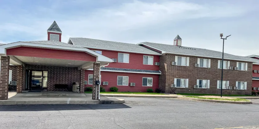 Hudson Inn & Suites - Image 1