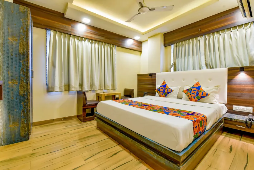 Super Collection O Hotel Raj Palace - Image 1