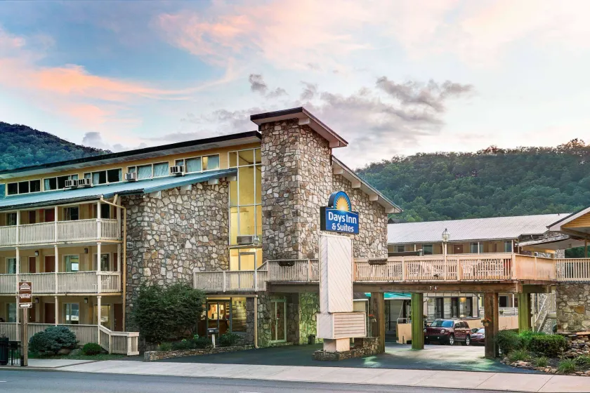 Days Inn & Suites by Wyndham Downtown Gatlinburg Parkway - Image 1