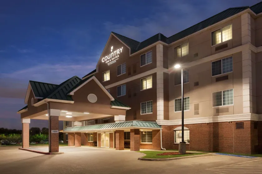 Country Inn & Suites by Radisson, DFW Airport South, TX - Image 1