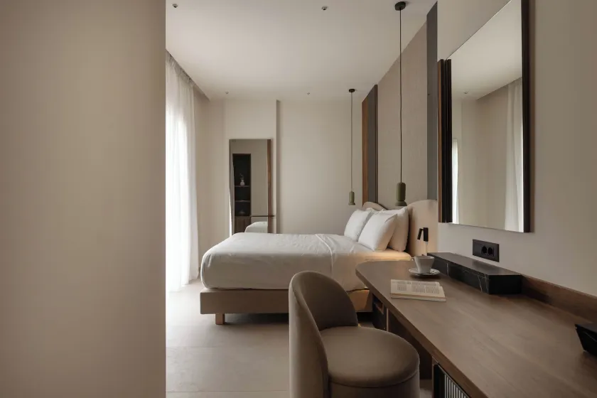Nesean Plaza Hotel - Image 1