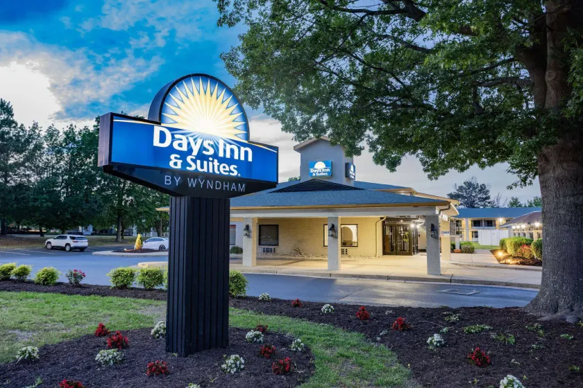 Days Inn & Suites by Wyndham Colonial - Image 1